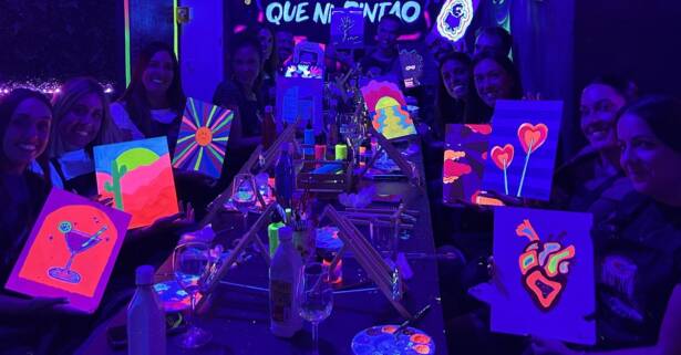 Málaga Taller de pintura fluorescente con vino ilimitado para 1 o 2 personas