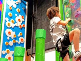 Murcia Acceso de 1 h a camas elásticas o escalada lúdica en C.C. Thader