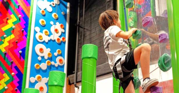 Murcia Acceso de 1 h a camas elásticas o escalada lúdica en C.C. Thader