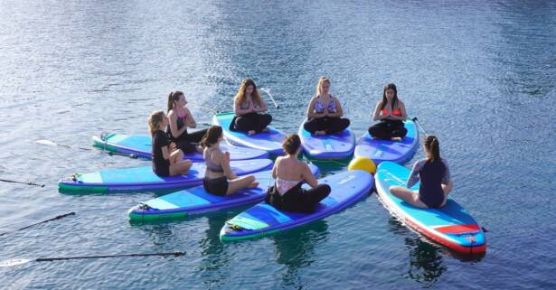 Barcelona Experiencia de SUP yoga de 1 hora para 1 o 2 personas