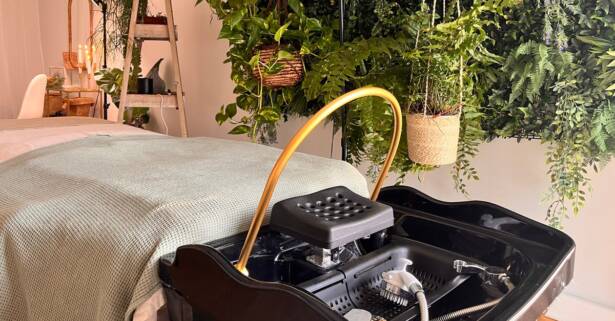 Palma de Mallorca Tratamiento full Head Spa enfocado en la hidratación con bebida