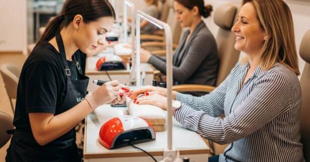 Valencia 1 o 3 sesiones de manicura o pedicura para 1 persona