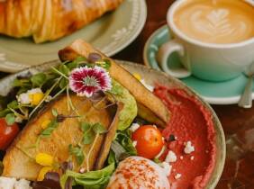 Madrid Brunch para 2 o 4 con plato salado y dulce y bebida fría y caliente