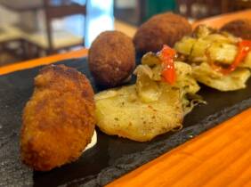 Málaga Menú de cena mediterránea con botella de vino en La barrita de Marita